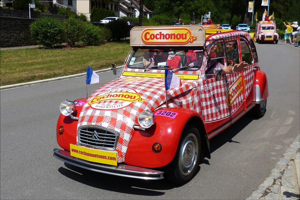  Auch eine verlängerte Version des Citroën 2 CV war als Werbefahrzeug in der Caravane du Tour auf den Straßen durch Luxemburg unterwegs.  03.07.0217