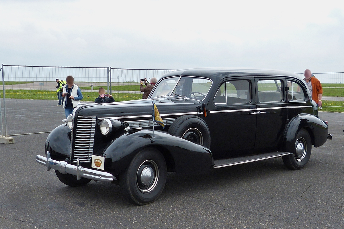 . Buick Limited 90; Bj 1938, 8 Zyl. Reihenmotor mit 5148 ccm; 141 Ps (104Kw); max 160 Km/h; Gewicht 2190 Kg, Radstand 3556 mm, gesehen am 02.05.2015.