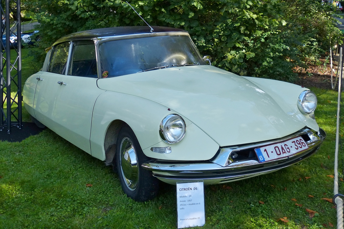 . Citroen DS 19, Bj 1957, 1911 ccm, Elektrische Anlage mit 6 Volt, eines der ersten DS gebauten Modelle, ausgestellt bei den Classic Days in Mondorf.   30.08.2014 