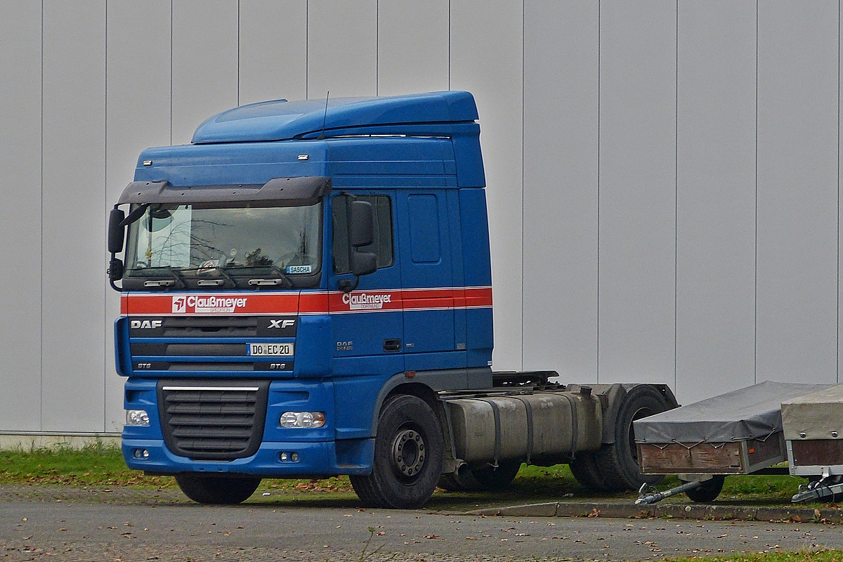 . DAF XF Zugmachine steht auf eienm Betriebshof in Kreuztal.  02.11.2014 