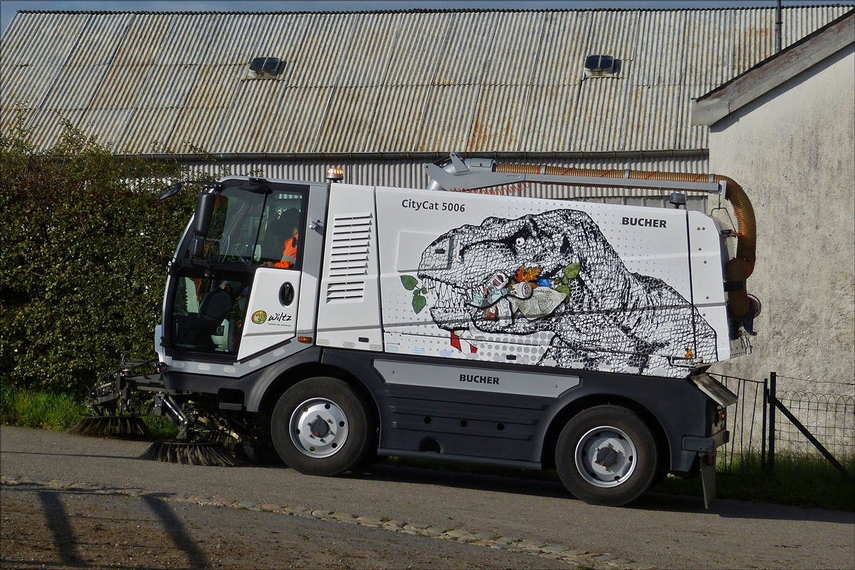 . Das Kompaktkehrfahrzeug CityCat 5006 im Einsatz beim reinigen der Strassenrnder. 22.08.2017