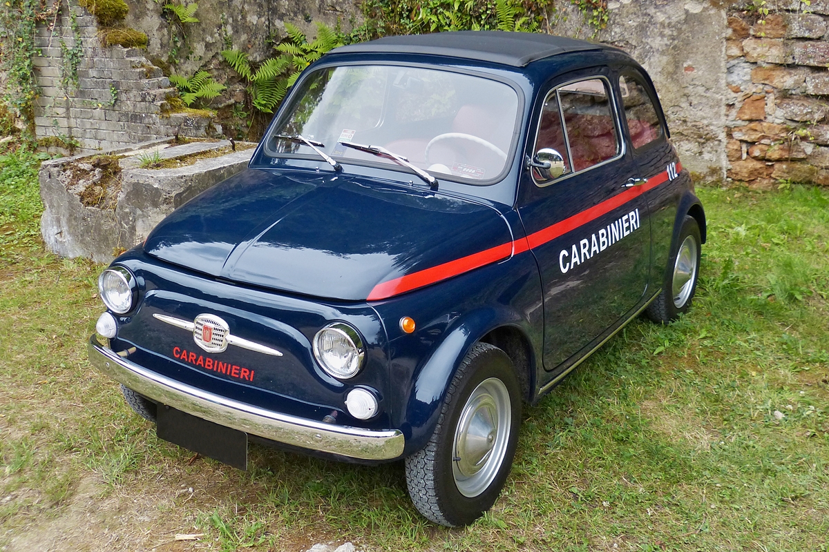 . Dieser Fiat 500 in der Farbgebung der Carabinieri war bei der  Journée de la vieille carosserie  im Fond de Gras zu sehen.  26.07.2015