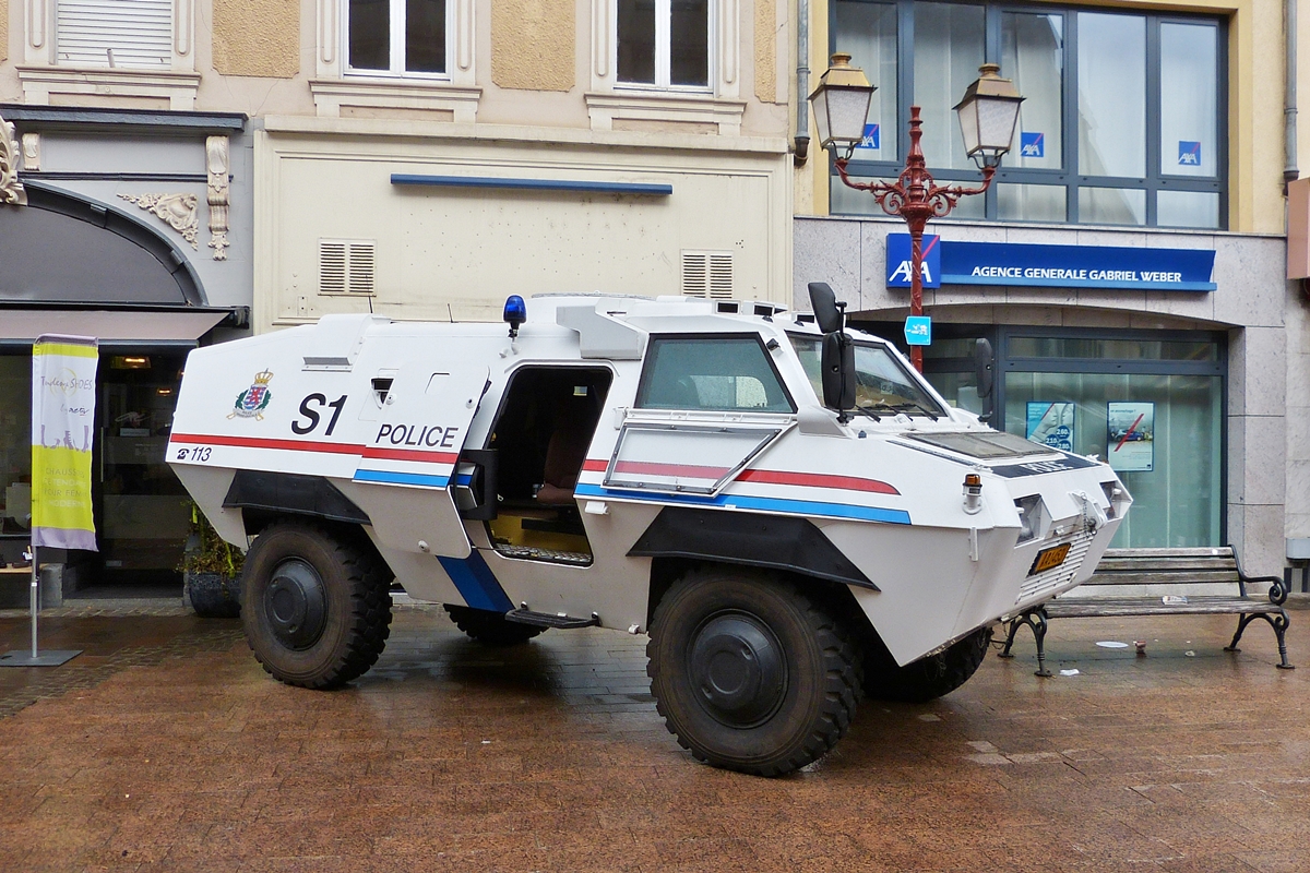 . Dieser Manschaftswagen der Luxemburgischen Polizei war am 25.04.2015 in Ettelbrück in der Fußgängerzone zum Tag der öffentlichen Sicherheit zu sehen.