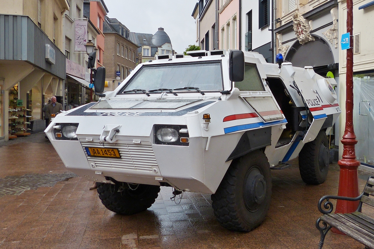 . Dieser Manschaftswagen der Luxemburgischen Polizei war am 25.04.2015 in Ettelbrück in der Fußgängerzone zum Tag der öffentlichen Sicherheit zu sehen.