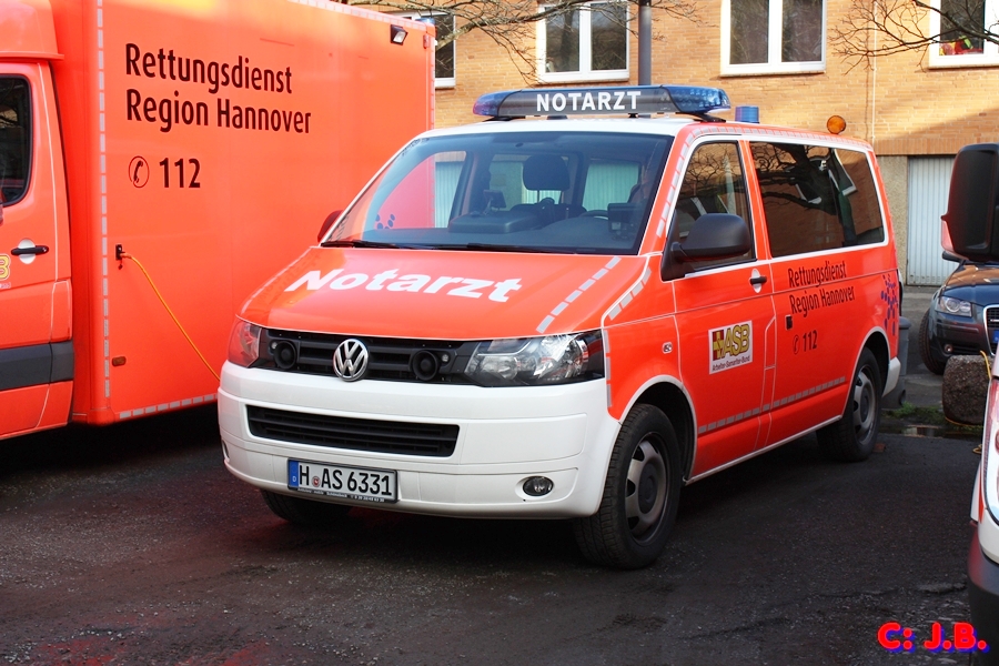  Dieses Notarzteinsatzfahrzeug des ASB VW T5 ist erst 3 Wochen alt. Standort ist Robert-Koch-Krankenhaus in Gehrden/Region Hannover. Aufgenommen am 11.01.2014