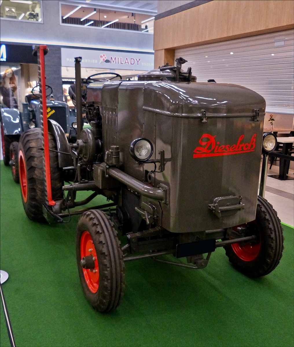 . Fendt Dieselross G25 Holzgas Traktor; Bj 1943; 25 Ps; ausgestellt im Hall eines Einkaufscentrums im Norden von Luxemburg.  08.05.2018