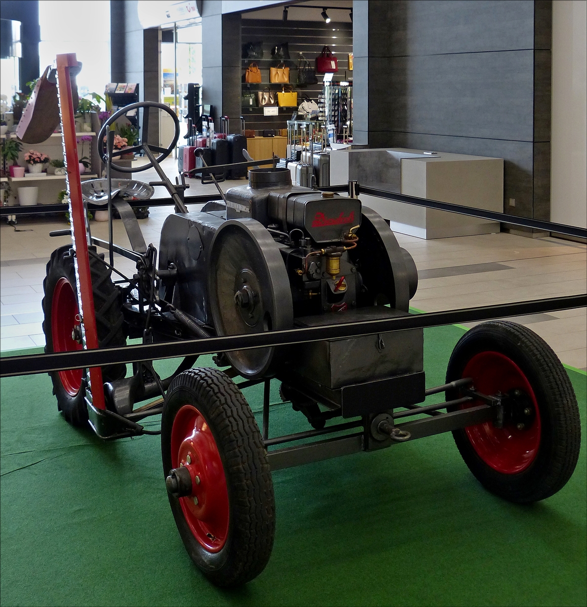 . Fendt F 12 Dieselross, Bj. 1936;  12 PS; ausgestellt im Hall eines Einkaufscentrums im Norden von Luxemburg. Das Ausgestellte Modell ist der zweite in Serie gebaute Traktor dieses Typs  19.05.2018