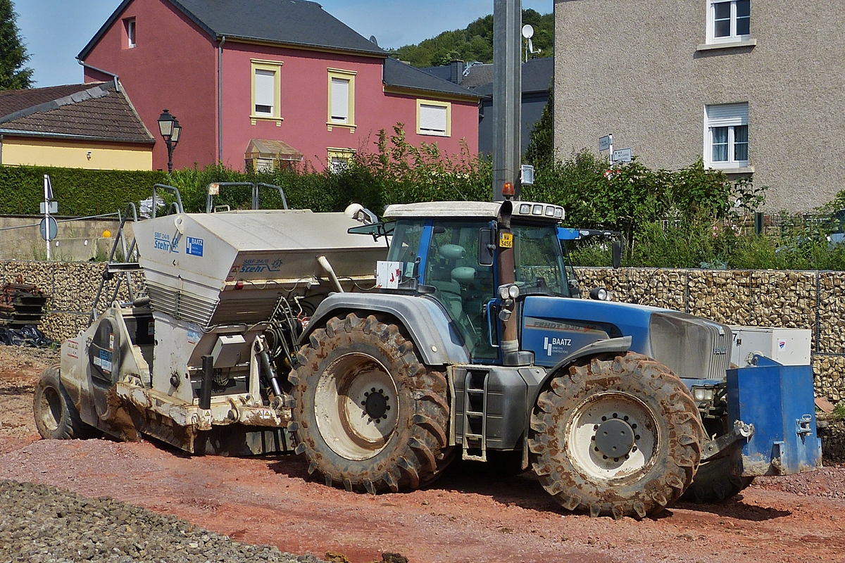 . Fendt Traktor 930 Vario mit Stehr SBF 24/6 Bodenstabilisierungsfräse mit Bindemittelstreuer SBS an der Bahnbaustelle in Schieren. 25.08.2015