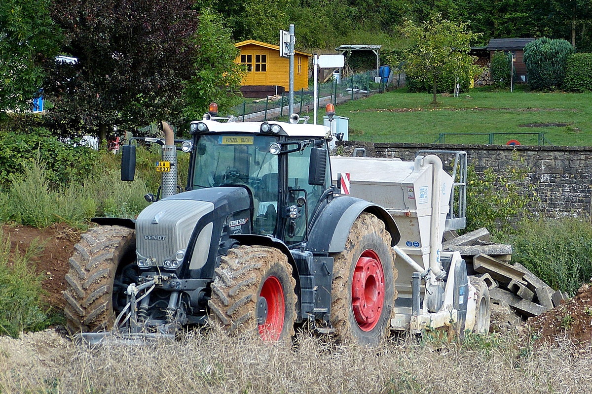 . Fendt Traktor 936 Vario mit Stehr SBF Bodenstabilisierungsfrse mit Bindemittelstreuer SBS seht abseits an der Bahnbaustelle in Schieren. 25.08.2015