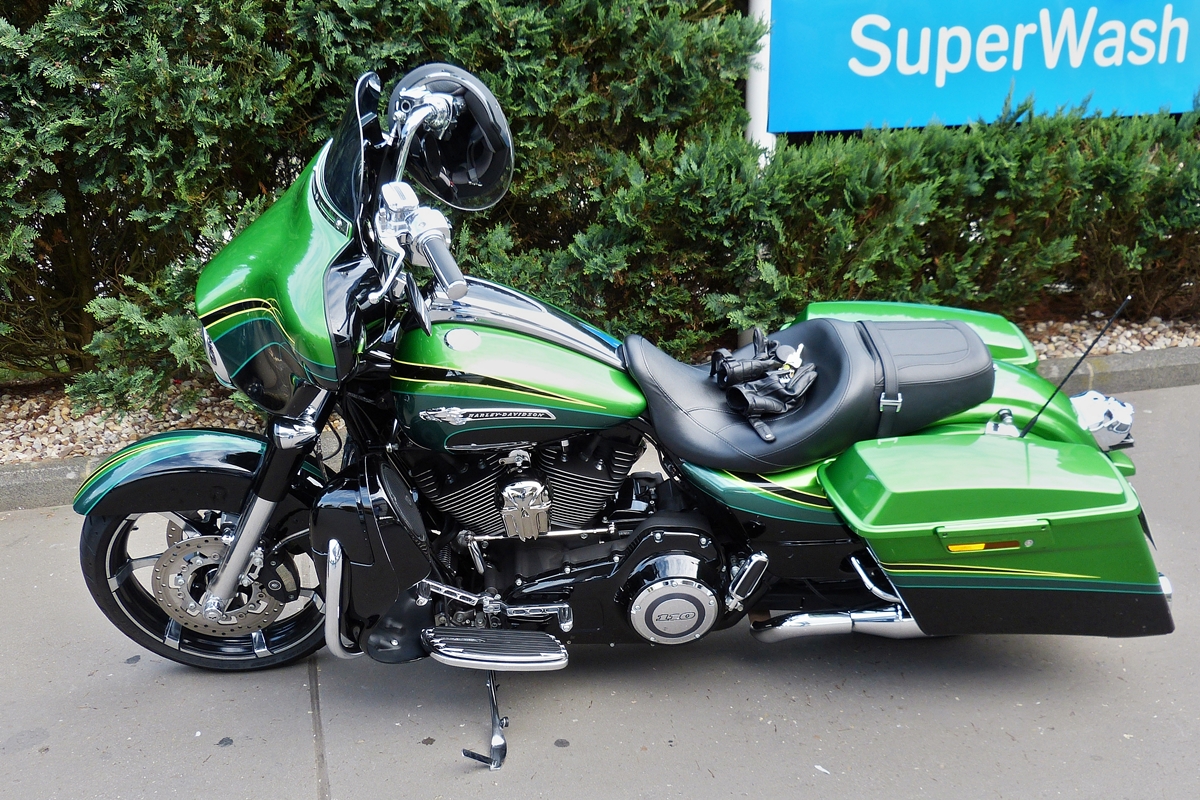 . Harley Davidson 110 wartet am Rande eines Tankstellengeländes auf seine Begleiter. 06.09.2014