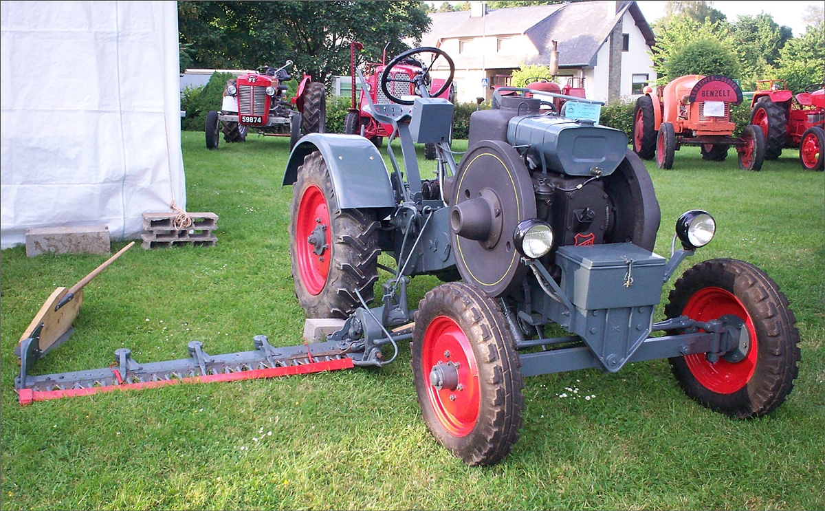  hier könnte es sich um einen Traktor Marke Eigenbau handeln, aufgenommen beim Oldtimertreffen in Binsfeld am 24.06.2006.