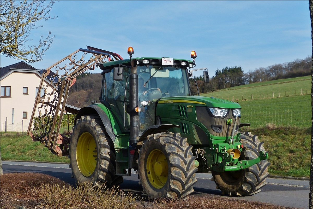 . John Deere 6150 mit einem Ackergert ist auf dem Weg nach Hause.  23.03.2017