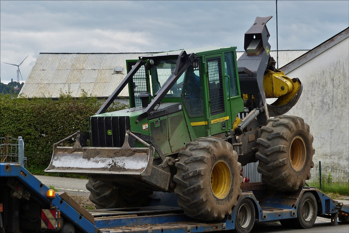. John Deere Rücke und Kombimaschine Traktor wird vom Tieflader herunter gefahren.  21.08.2017