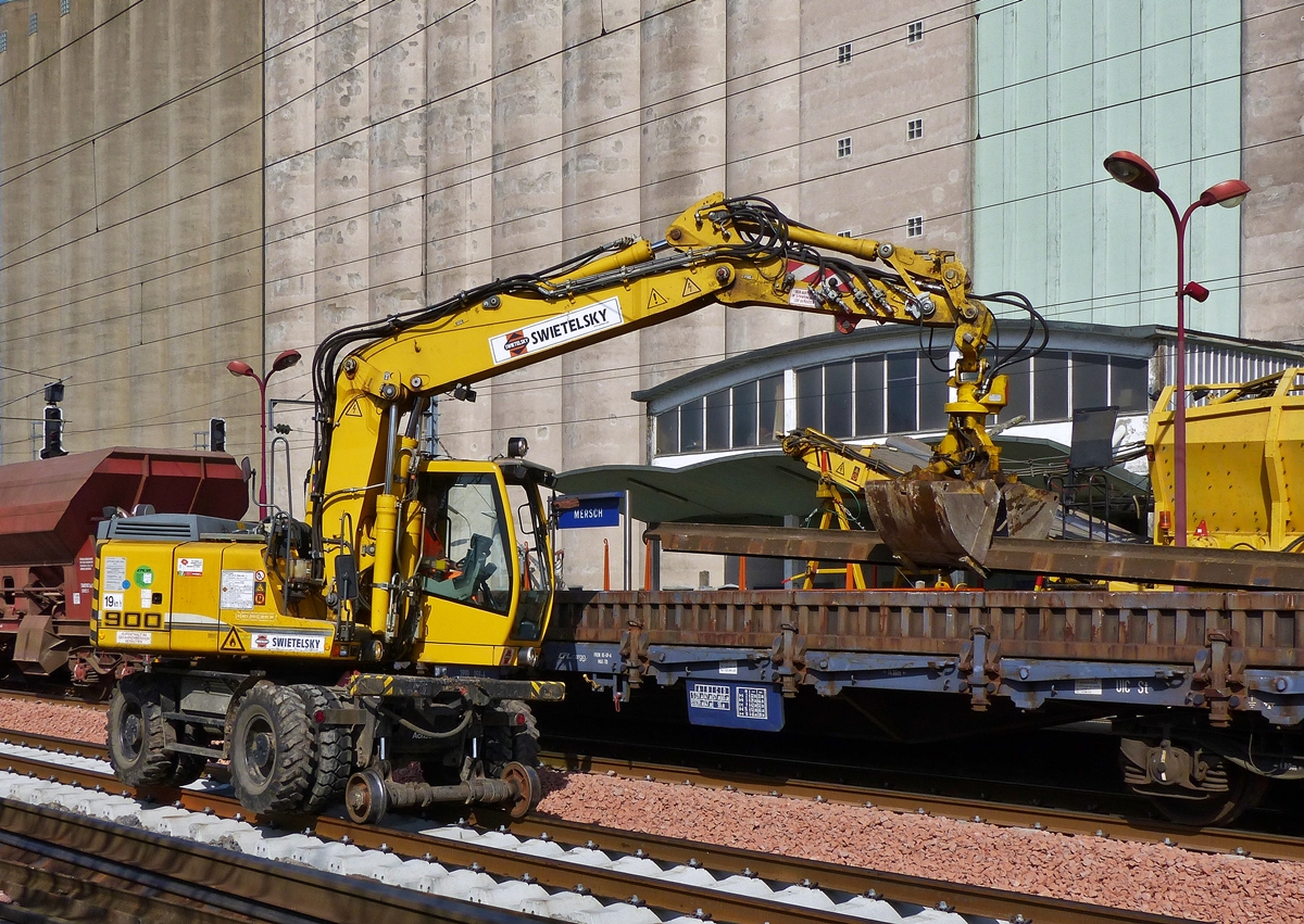 . Liebherr 900 Zweiwegefahrzeug beim beladen eines Eisenbahnwagons mit Altschienen aufgenommen am Bahnhof Mersch. 09.04.2015