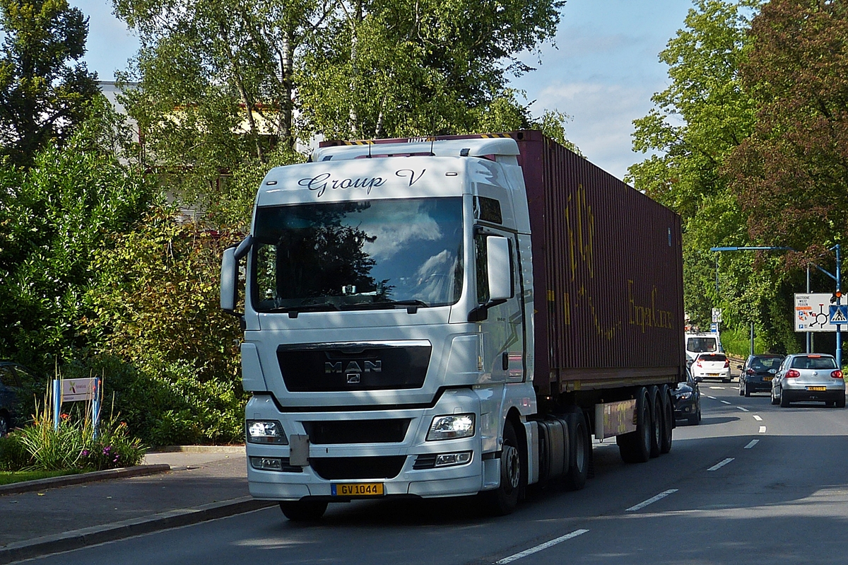 . MAN mit einem Containerauflieger aufgenommen am 25.08.2015.