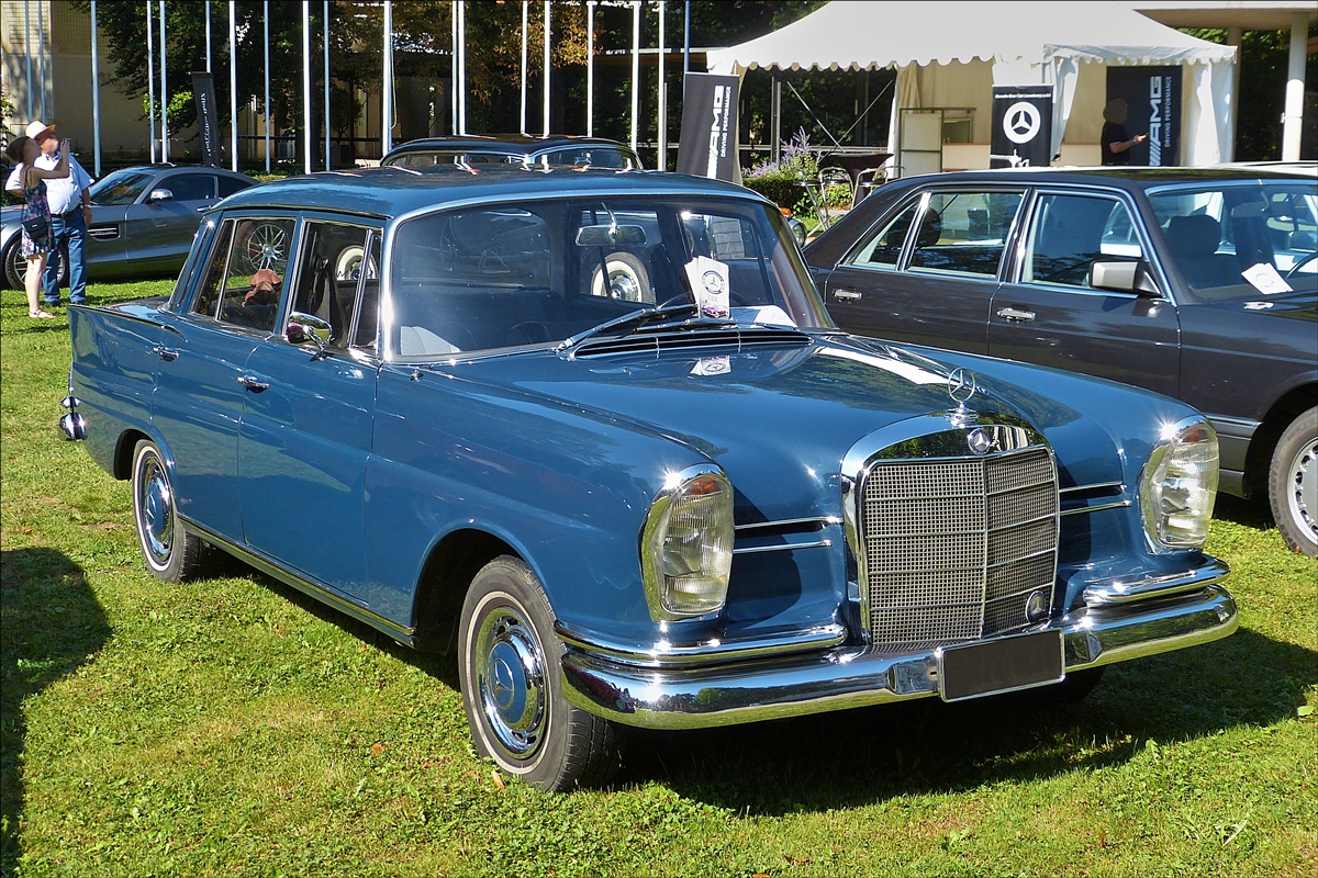 . Mercedes Benz 230 S (W 111) Bj 1966, 6 Zyl. Motor mit 2306 ccm und 120 Ps, 4 Gang Schaltgetriebe, gesehen am 30.08.2015 in Mondorf.