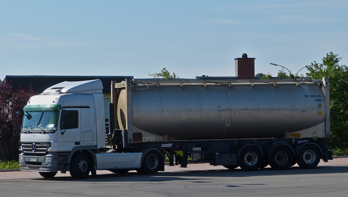 . Mercedes Benz Actros mit einem Tankcontainer gesehen am 20.08.2015.