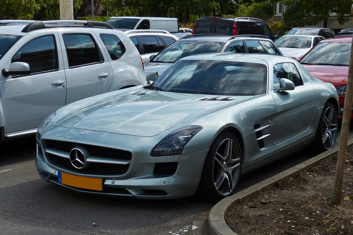 . Mercedes-Benz  AMG  SLS  6.3, gesehen auf einem Parkplatz am 30.08.2014.