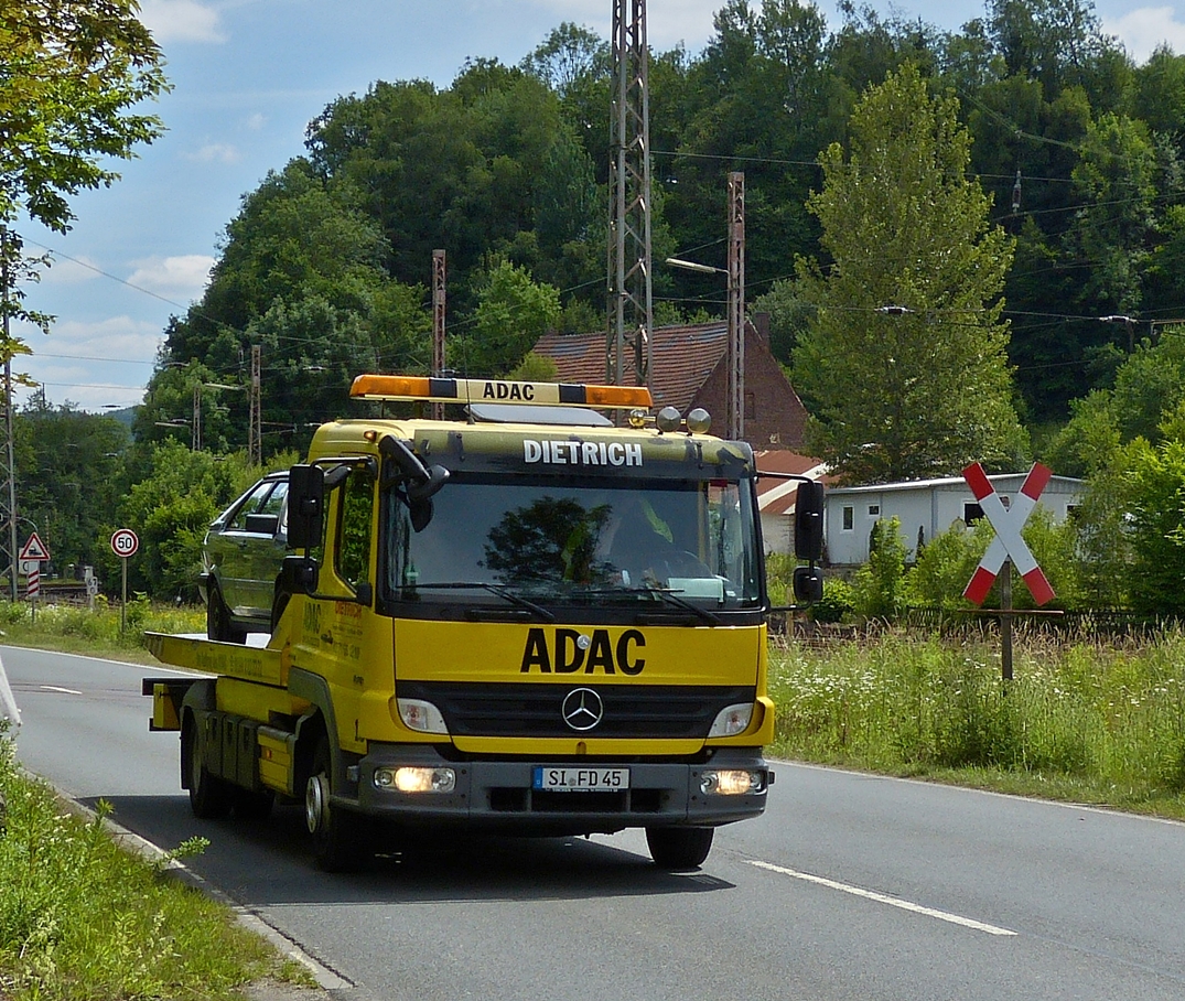 . Mercedes Benz Axor vom ADAC, bringt ein liegengebliebenes Fahrzeug zu einer Werkstatt.  28.06.2015
