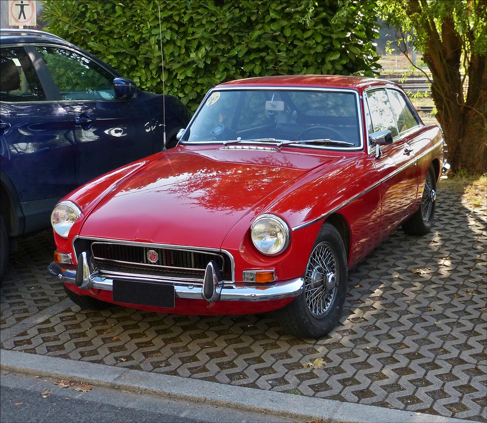 . MG B GT gesehen auf einem Parkplatz am 14.09.2016.