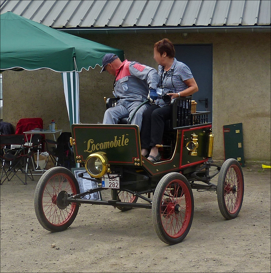 . Mit diesem  Locomobile  aus dem Jahr 1901 wurden so manche Runden auf dem Gelände mit dem Dampfbetriebenen Fahrzeug, im Fond de Gras gefahren.  12.09.2015