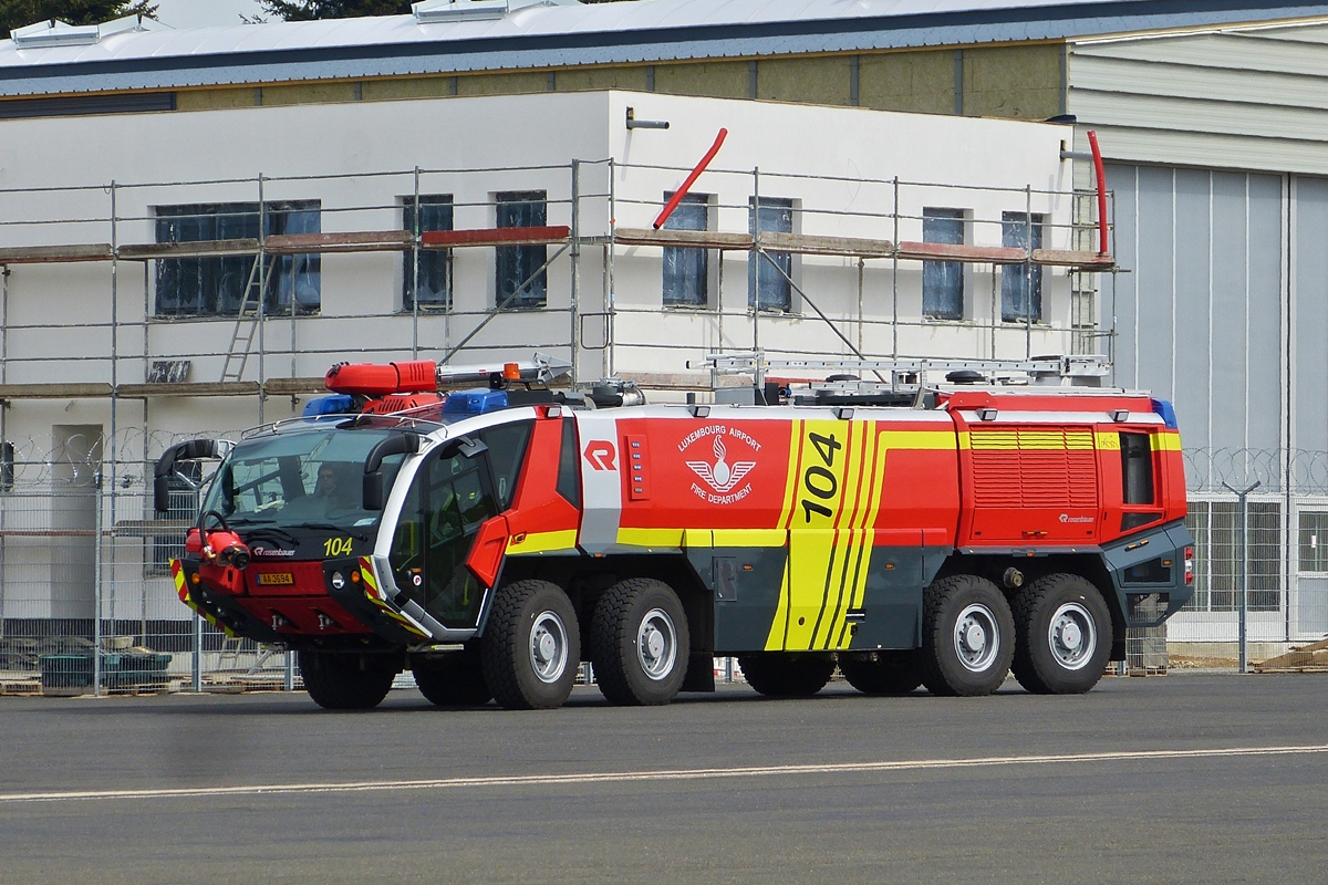 . Panther Rosenbauer Feuerlöschzug der Flughafenfeuerwehr Luxemburg gesehen am 02.05.2015.