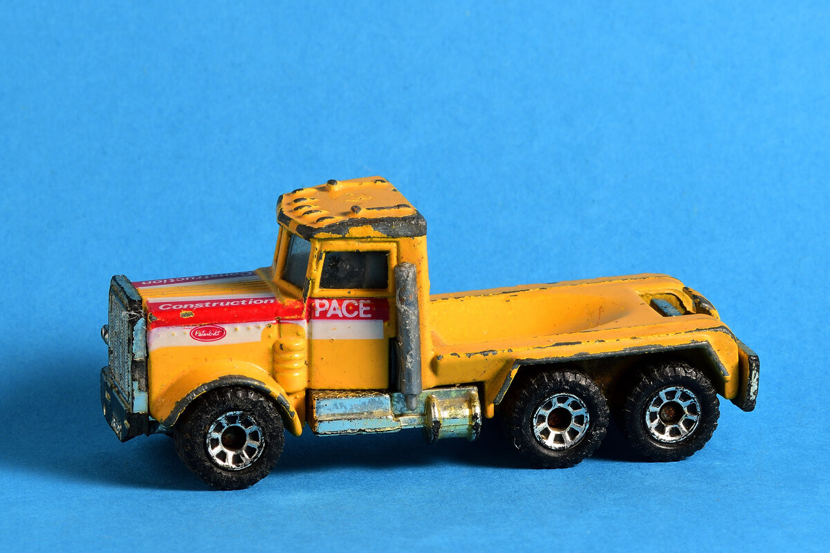  Peterbilt Vehicles, Dump Trucks, 1986 Matchbox, stark bespielt, Tabletop am 19.4.2021