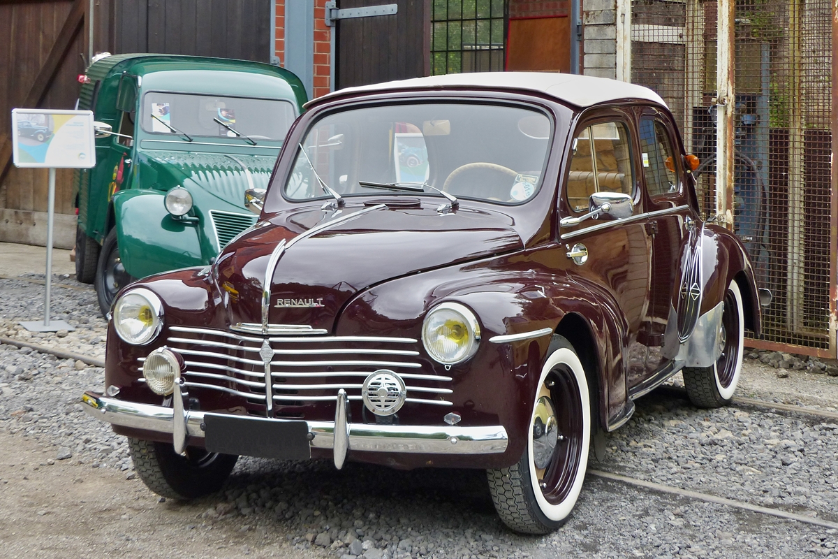 . Renault 4 CV découvrable, Bj 1950 war zu der  Journée de la vieille carosserie  im Fond de Gras zu sehen. 26.07.2015  (Jeanny)
