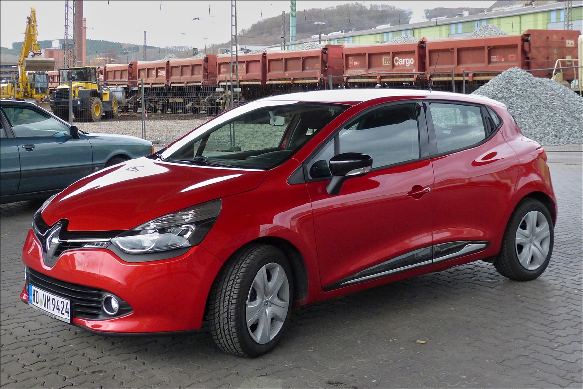 .  Renault Clio abgestellt auf einem Parkplatz am 22.03.2014.