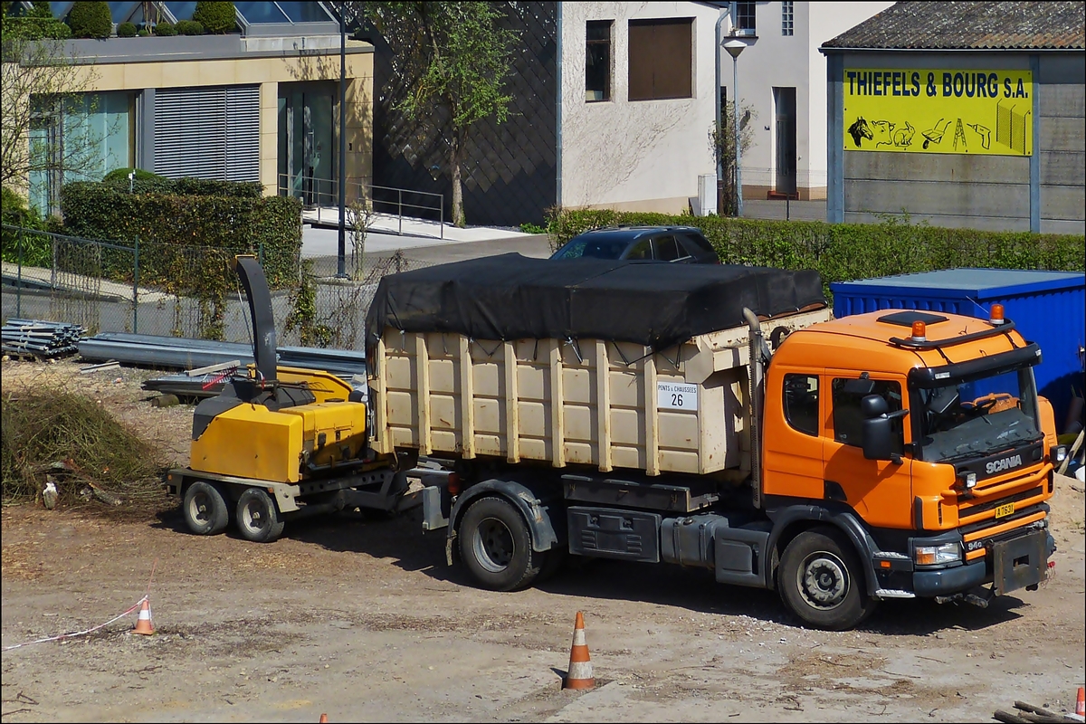 . Scania 94c Absetzkipper mit Holzhckslerhnger wartet auf den nchsten Einsatz.  09.04.2014 