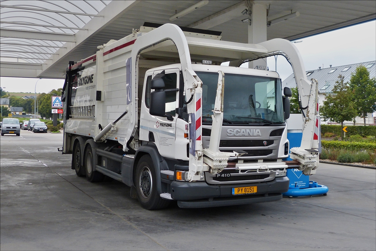 . Scania P 410 Mllentsorgungsfahrzeug, aufgenommen an einer Tankstelle. 08.09.2015 