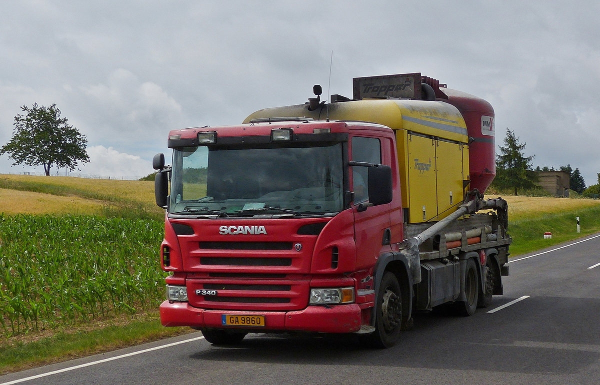 . Scania P340 mit Getreidemahlaufsatz unterwegs zum Nächsten Einsatz.  08.07.2015