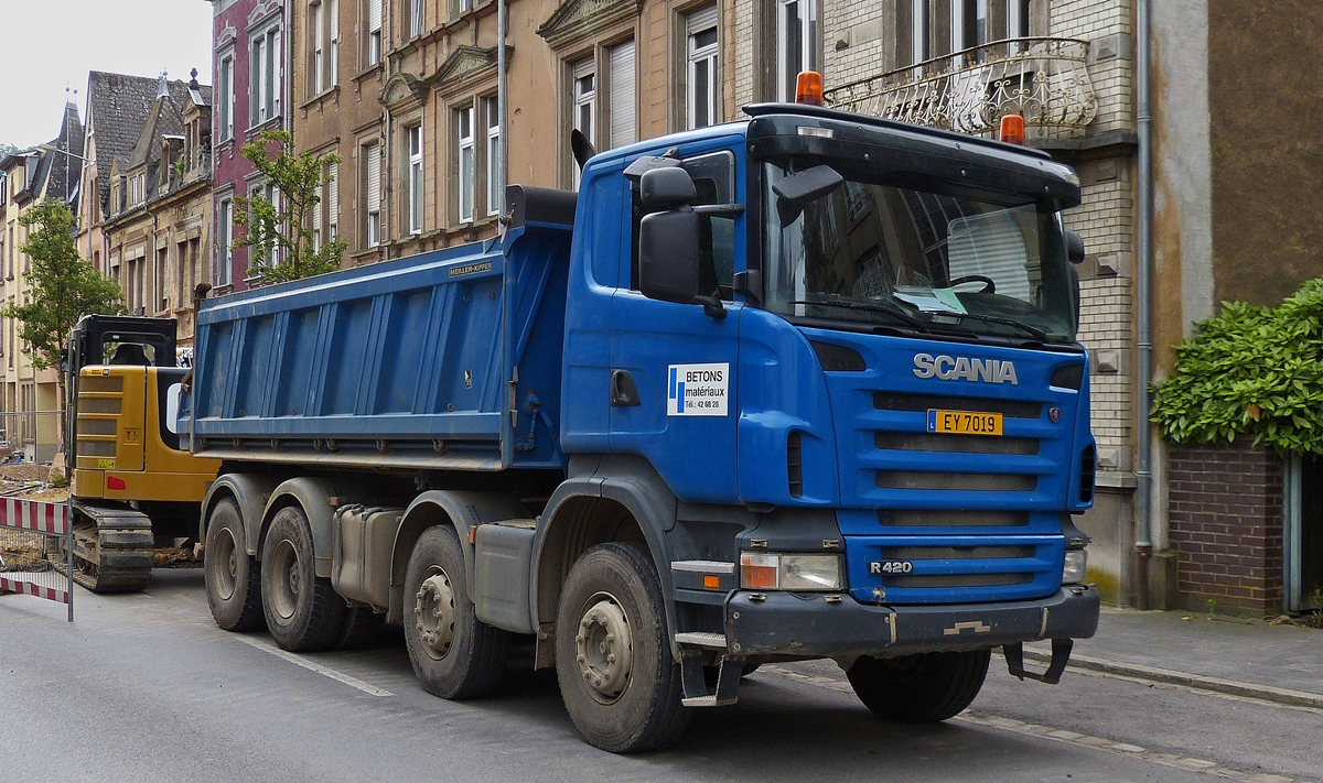 . Scania R420 LKW Kipper wird an einer Stassenbaustelle beladen.  19.06.2015