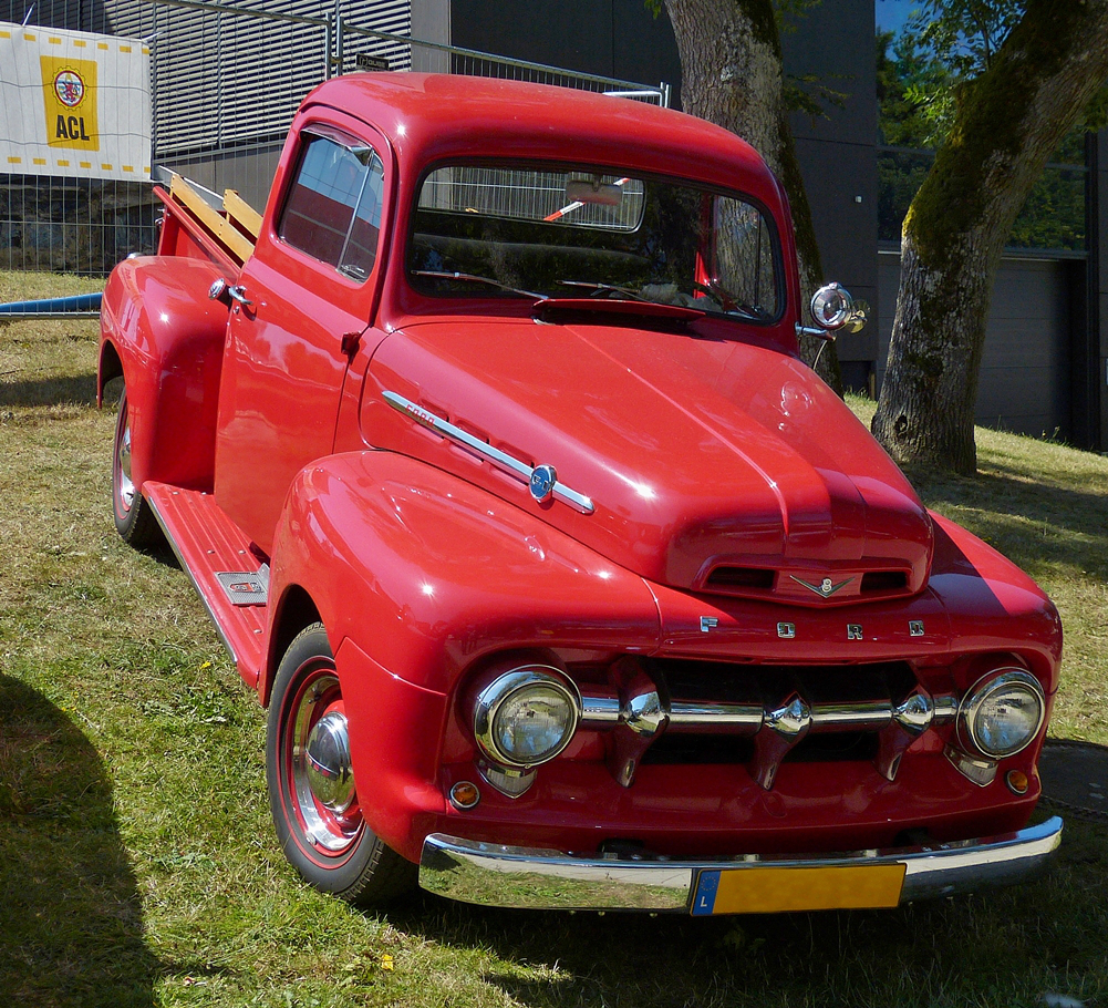 . Schner Oldtimer dieser Ford F1 gesehen bei den Vintage Cars & Bikes 2015 in Steinfort. 02.08.2015