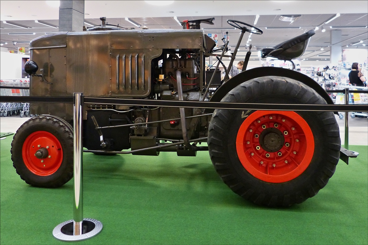 . Seitenansicht des Fendt Dieselross G25 Holzgas Traktors; Bj 1943; 25 Ps; ausgestellt im Hall eines Einkaufscentrums im Norden von Luxemburg. 08.05.2018