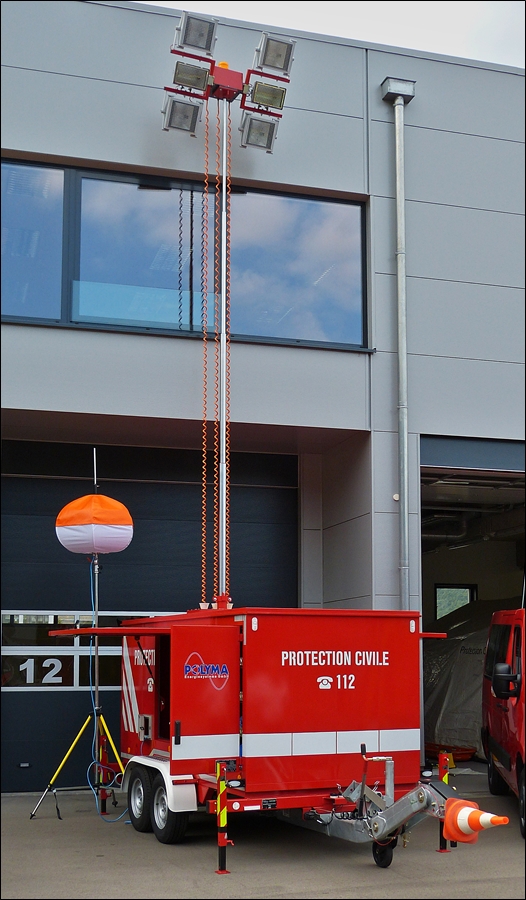 . Tag der offenen Tür bei der Feuerwehr in Wiltz. Dieser Anhänger mit ausfahrbarem Lichtmast wurde dem Publikum am 26.09.2015 vorgestellt.
