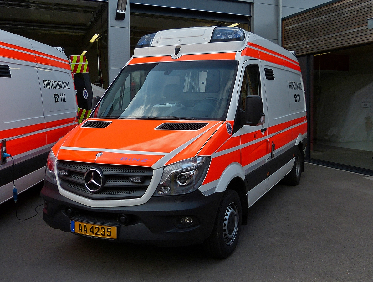 . Tag der offenen Tür bei der Feuerwehr in Wiltz, einer der 2 neuen Krankenwagen die am 26.09.2015 vorgestellt wurden.