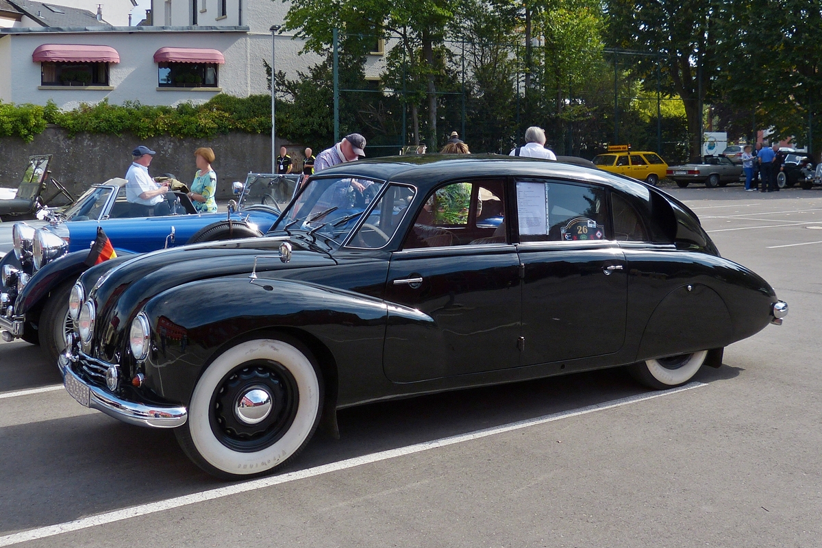 . Tatra 87 Diplomat, Bj 1948, 75 Ps, Luftgekühleter V 8 Motor, zwischen 1937 und 1950 wurden 3023 Fahrzeuge von diesem Typ gebaut. Teinehmer der FIVA World Rally durch Luxemburg, gesehen in Diekirch am 20.09.2014.