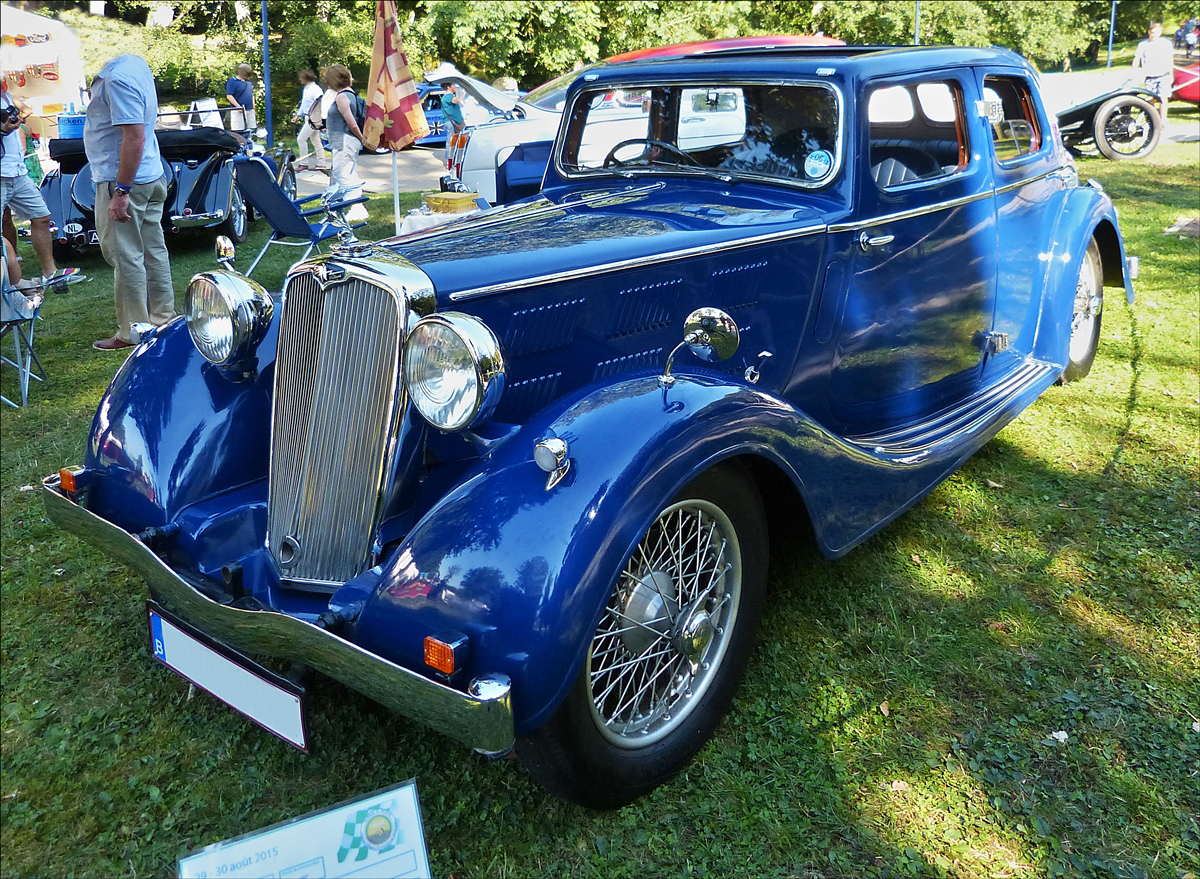 . Triumph 14/60 Vitesse 4LT Saloon, Bj 1937, 4 Zyl Motor mit 1800 ccm und 60 Ps, war am 30.08.2015 nach Mondorf angereist.