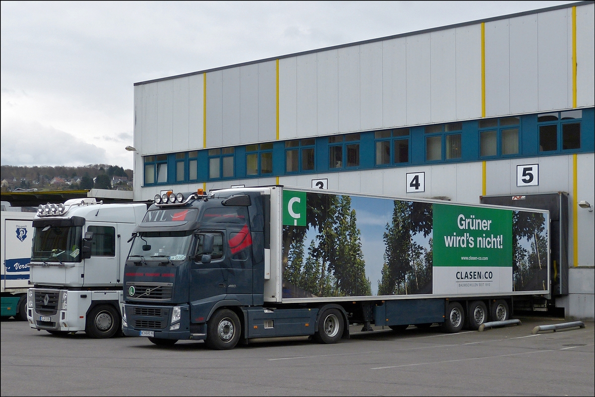 . Volvo FH 460 mit Khllastauflieger steht an einer Verladerampe zum Ent- und Beladen.  22.03.2014