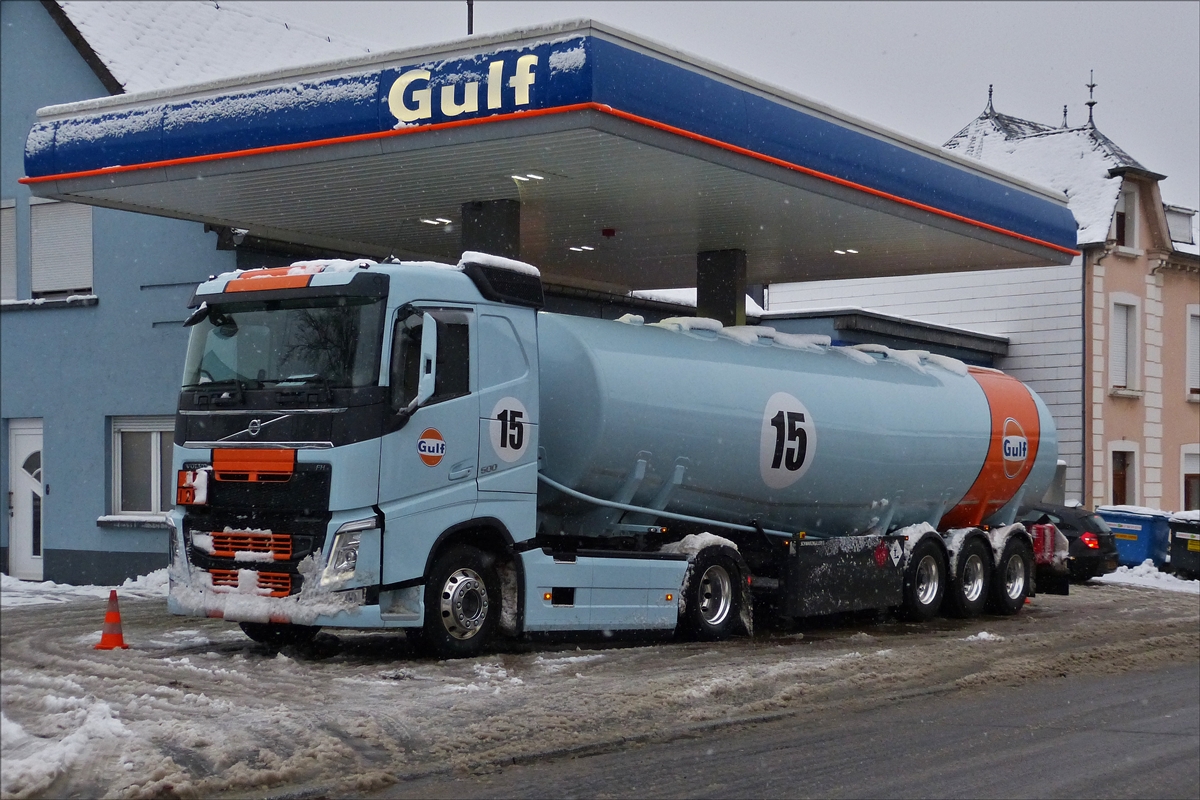 . Volvo FH mit Tanksattelauflieger gesehen am 15.01.2016.
