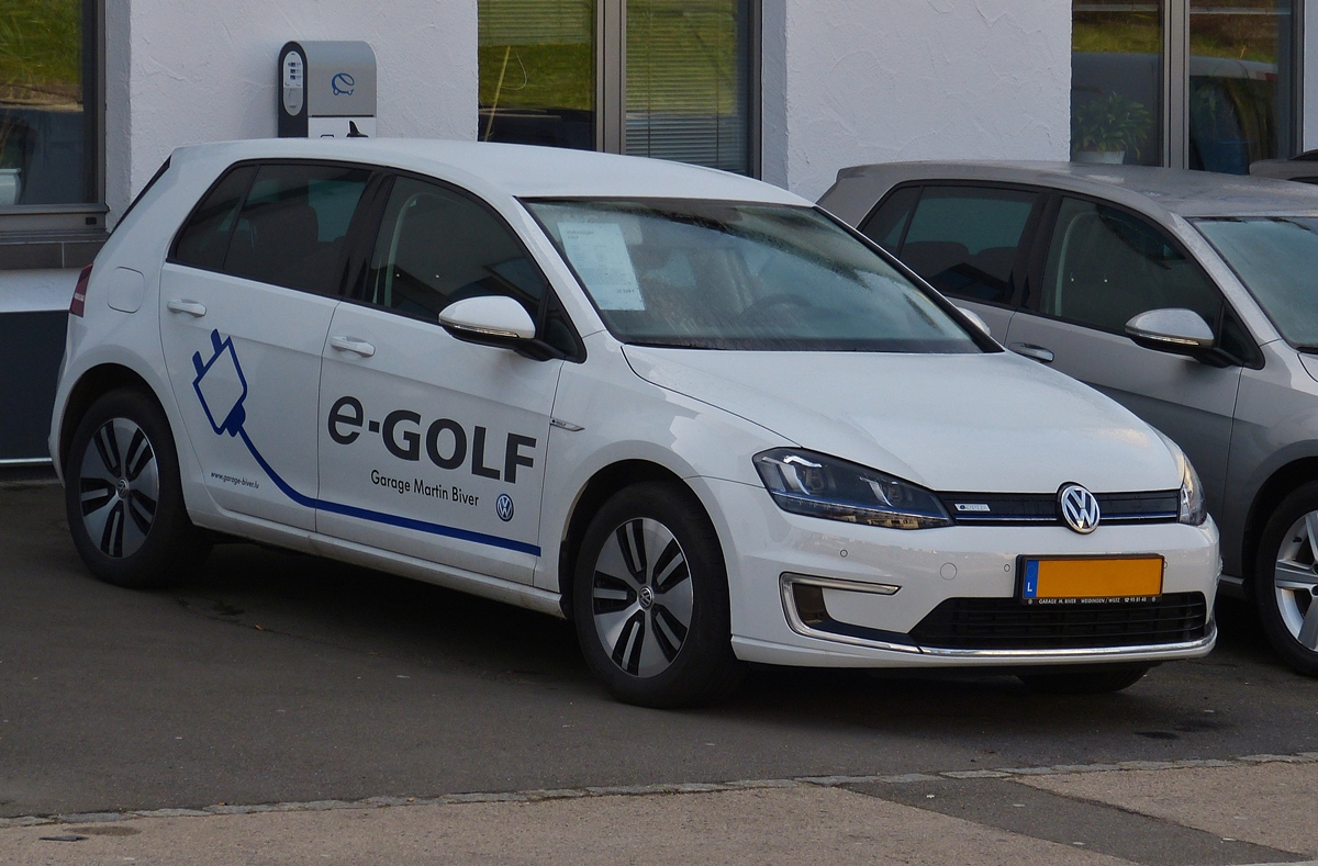 . Vor der Ladestation auf dem Parkplatz, stand am 06.04.2015 dieser VW e-Golf.