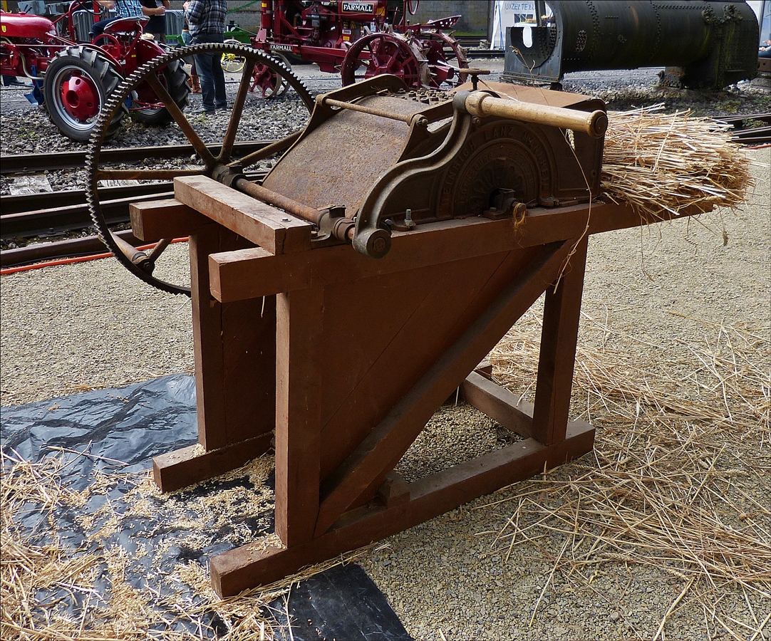 . Vorführung vom Getreidedreschen wie Früher, mit dieser Maschine mit Handkurbel ging es schon etwas einfacher, war aber noch mit großem Zeitaufwand verbunden. 12.09.2015