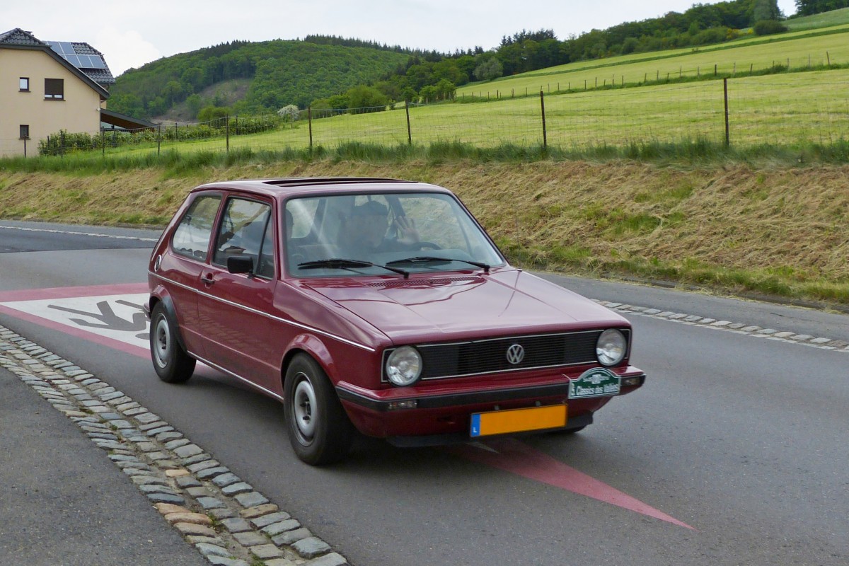 . VW Golf I, war am 24.05.2013 als Teilnehmer einer Oldtimer Rundfahrt auf Luxemburgs Straßen unterwegs.