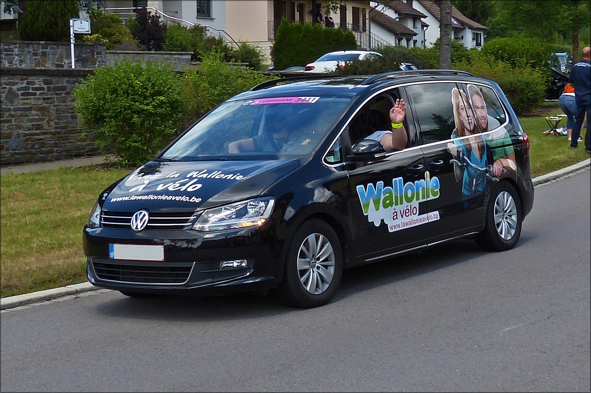 . VW Sharan als Begleitfahrzeuge der Tour de France am 03.07.17 durch Luxemburg.