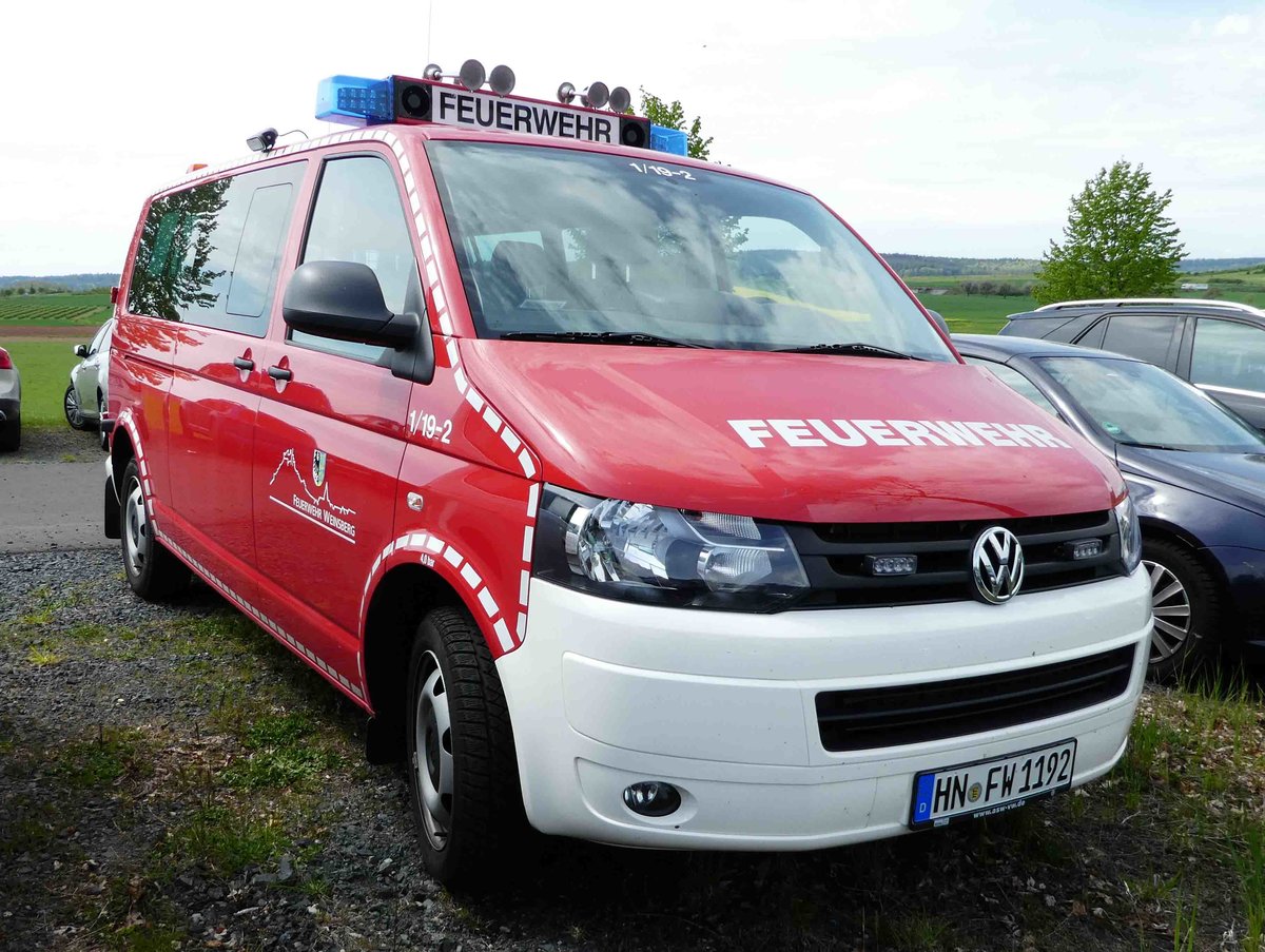  =VW T5 der Feuerwehr von WEINSBERG steht auf dem Parkplatz der RettMobil 2017 in Fulda, Mai 2017