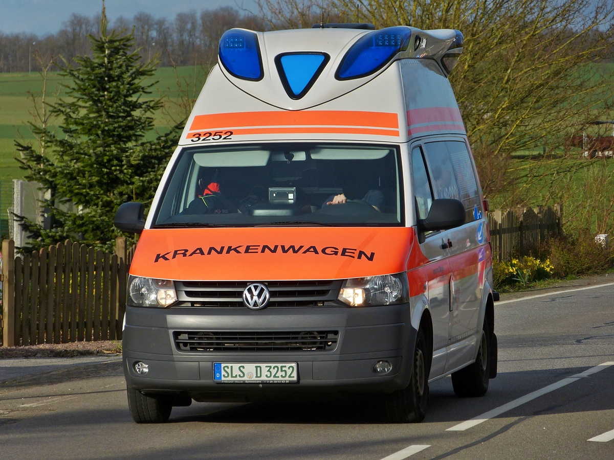 . VW T5 Krankenwagen gesehen am 02.04.2015 nahe Saarlouis.