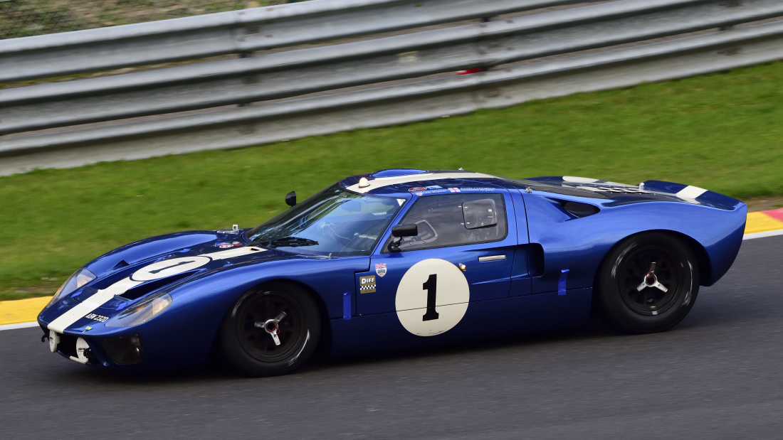 #1 FORD GT40 Bj:1965, Fahrer: BRYANT Oliver (UK) & COTTINGHAM James (UK), Spa Six Hours Endurance am 1.10.2022 
Ford GT40 gewann ab 1966 vier Jahre in Folge das 24-Stunden-Rennen von Le Mans. Benannt ist er nach Gran Turismo, der Bezeichnung für sportliche, leistungsstarke Coupés und der Bauhöhe von 40 Zoll (rd. 102 cm). 