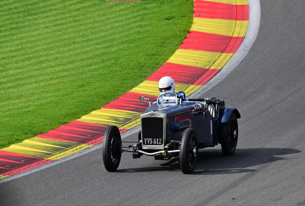#1 FRAZER NASH Super, von 1934 im Jenks Trophy Rennen (Frazer Nash Car Club), ein historisches Automobilrennen f�r Vorkriegsfahrzeuge des britischen Herstellers Frazer Nash auf dem  Circuit de Spa-Francorchamps, Rahmenprogramm der Spa 6h Classic 2026. Aufnahme am 27.9.2026 von der neuen gro�en Trib�ne mit guter Sicht �ber: Raidillion, Eau Rouge und die Einfahrt der Boxengasse 