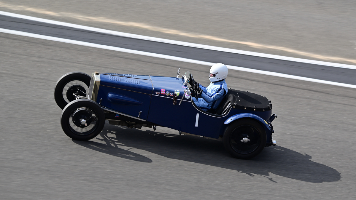 #1 FRAZER NASH Super, von 1934 im Jenks Trophy Rennen (Frazer Nash Car Club), ein historisches Automobilrennen f�r Vorkriegsfahrzeuge des britischen Herstellers Frazer Nash auf dem  Circuit de Spa-Francorchamps, Rahmenprogramm der Spa 6h Classic 2026. Aufnahme am 27.9.2026 von der neuen gro�en Trib�ne mit guter Sicht �ber: Raidillion, Eau Rouge und die Einfahrt der Boxengasse 